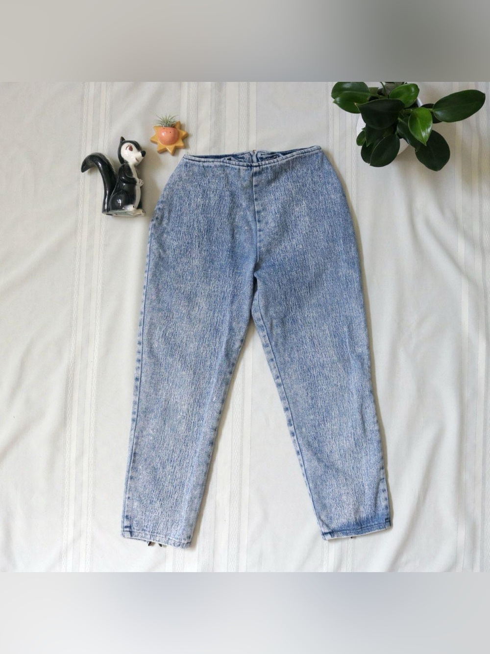 Vintage 80's style acid wash capris with bow zippers on back